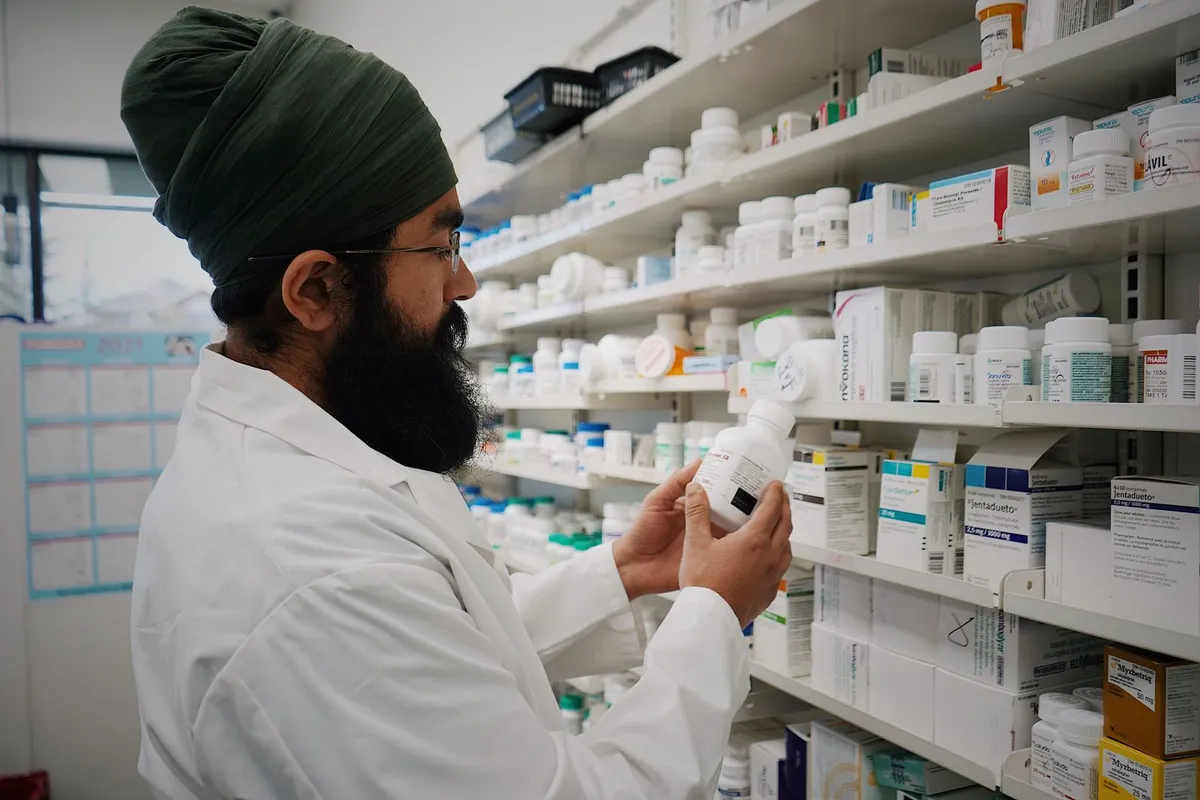 Pharmacien devant les rayons d'une pharmacie